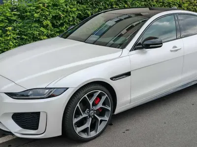 Käytetty Jaguar XE 300 HP (220 kW) 2023 Valkoinen Sedan