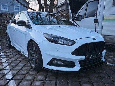 Gebraucht Ford Focus ST 250 PS (183 kW) 2016 Weiß Limousine