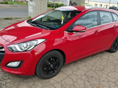 Usado Hyundai i30 120 CV (88 kW) 2014 Rojo Familiar