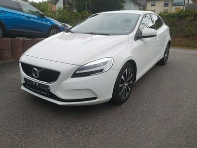 Gebraucht Volvo V40 Momentum 122 PS (89 kW) 2019 Weiß Kombi