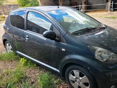 Gebraucht Toyota Aygo 68 PS (50 kW) 2012 Grau Kleinwagen