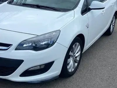 Gebraucht Opel Astra Edition 110 PS (80 kW) 2012 Weiß Limousine
