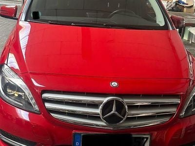 Gebraucht Mercedes B180 122 PS (89 kW) 2013 Rot Van / Kleinbus