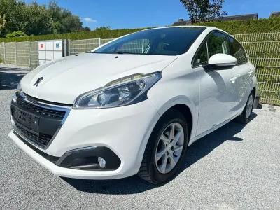 Gebraucht Peugeot 208 Active 82 PS (60 kW) 2017 Weiß Kleinwagen