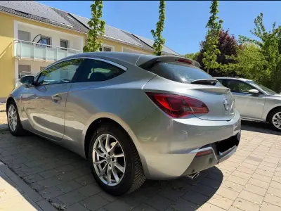 Gebraucht Opel Astra GTC 140 PS (102 kW) 2012 Grau Coupé