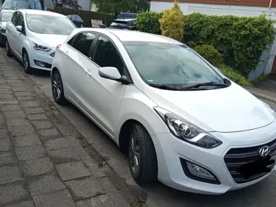 Gebraucht Hyundai i30 Passion 135 PS (99 kW) 2016 Weiß Limousine
