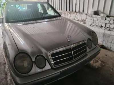 Gebraucht Mercedes E200 136 PS (100 kW) 1996 Silber Limousine