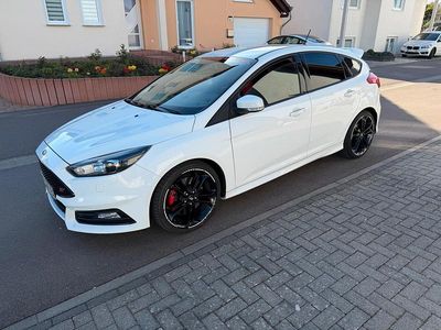 Usata Ford Focus ST 250 CV (183 kW) 2017 Bianco Berlina