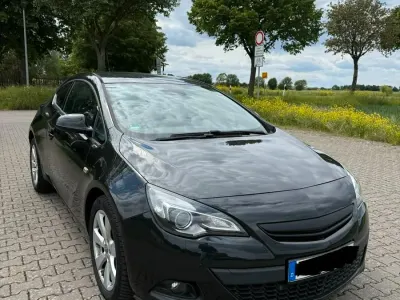 Używany Opel Astra GTC 140 KM (102 kW) 2012 Czarny Sedan/Limuzyna