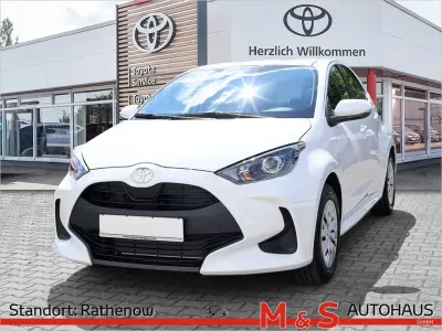 Neu Toyota Yaris Hybrid Comfort 116 PS (85 kW) 2025 Weiß Limousine