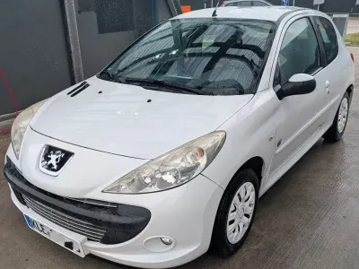 Używany Peugeot 206 73 KM (53 kW) 2012 Biały Sedan/Limuzyna