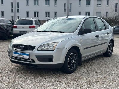 Gebraucht Ford Focus Trend 90 PS (66 kW) 2005 Silber Limousine