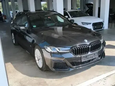 Gebraucht BMW 520 M Sport 190 PS (139 kW) 2023 Black sapphire metallic Limousine
