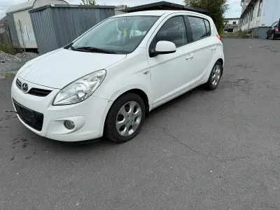 Gebraucht Hyundai i20 87 PS (63 kW) 2013 Weiß Kleinwagen