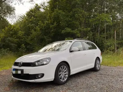 Gebraucht VW Golf VI 105 PS (77 kW) 2011 Weiß Kleinwagen