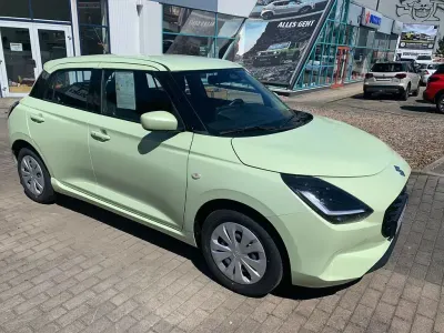 Neu Suzuki Swift Club 83 PS (61 kW) 2025 Gelb Kleinwagen