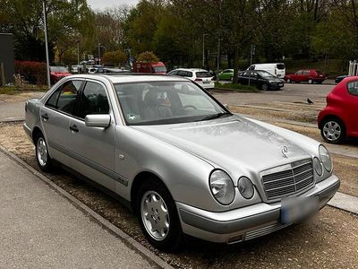 Second-hand Mercedes E230 150 CP (110 kW) 1995 Argintiu Berlinǎ