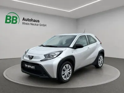 Gebraucht Toyota Aygo X X-play 72 PS (52 kW) 2022 Silber SUV