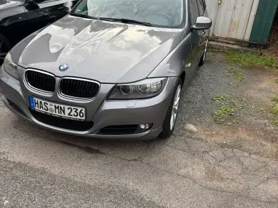 Gebraucht BMW 318 143 PS (105 kW) 2011 Grau Kombi