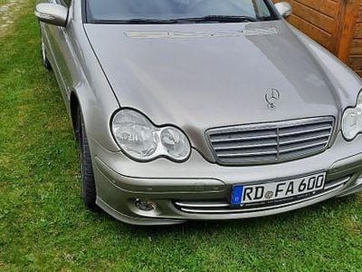 Usado Mercedes C200 Classic 163 HP (119 kW) 2004 Bege Sedan