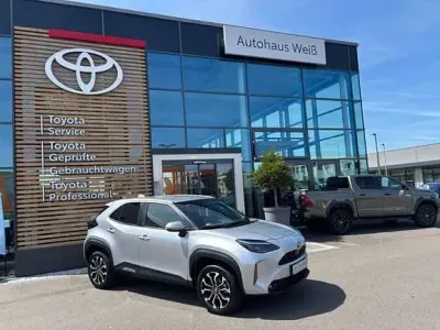 Gebraucht Toyota Yaris Connect Style 116 PS (85 kW) 2024 Shimmering silver metallic Kleinwagen