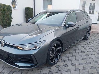 Gebraucht VW Passat R-line 150 PS (110 kW) 2025 Grau Kombi