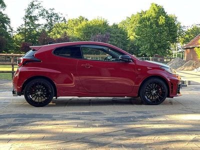 Usata Toyota Yaris 280 CV (205 kW) 2024 Rosso Utilitaria