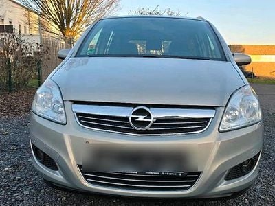 Grau Gebraucht 2008 Opel Zafira Van / Kleinbus | 4.100 € (Etwas zu teuer)