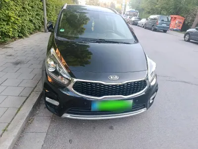 Gebraucht Kia Carens 141 PS (103 kW) 2017 Schwarz Van / Kleinbus