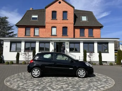 Używany Renault Clio IV Collection 75 KM (55 kW) 2013 Czarny Sedan/Limuzyna