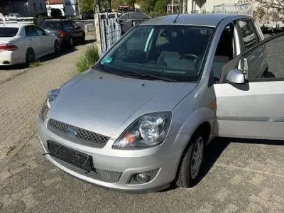 Używany Ford Fiesta Futura 69 KM (50 kW) 2006 Srebrny Hatchback