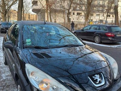 Gebraucht Peugeot 206+ 74 PS (54 kW) 2011 Schwarz Kleinwagen
