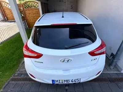 Gebraucht Hyundai i30 Passion 99 PS (72 kW) 2016 Weiß Limousine