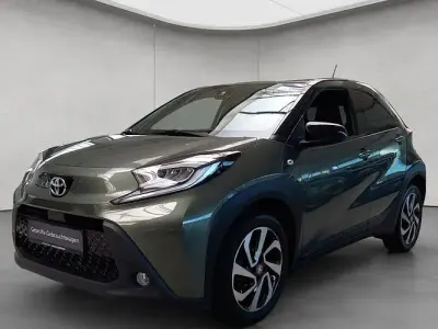 Gebraucht Toyota Aygo X Comfort 72 PS (52 kW) 2023 Cardamon green metallic/ night sky black SUV