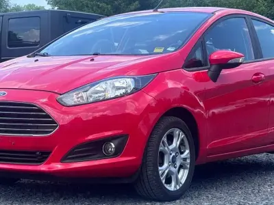 Gebraucht Ford Fiesta Trend 101 PS (74 kW) 2015 Rot Kleinwagen