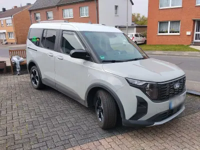 Używany Ford Tourneo Courier Active 125 KM (91 kW) 2024 Szary Minivan