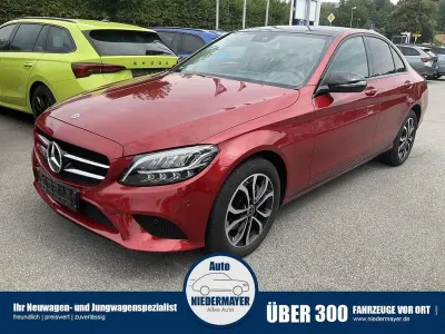 Gebraucht Mercedes C200 Avantgarde 197 PS (144 kW) 2020 Hyazinthrot (designolack) Limousine
