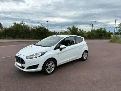 Gebraucht Ford Fiesta 101 PS (74 kW) 2014 Weiß Kleinwagen