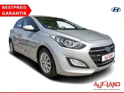 Gebraucht Hyundai i30 Basis 101 PS (74 kW) 2016 Silber Limousine