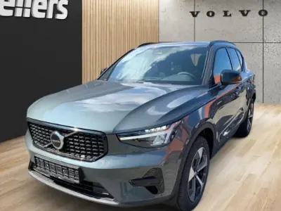 Neu Volvo XC40 Plus 163 PS (119 kW) 2025 Grün SUV