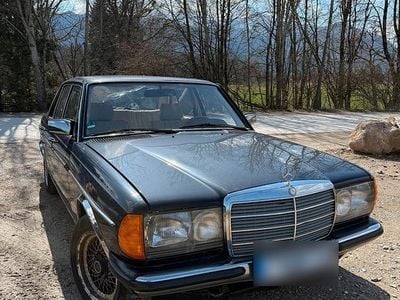 Second-hand Mercedes E230 136 CP (100 kW) 1984 Albastru Berlinǎ