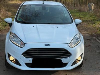 Weiß Gebraucht 2013 Ford Fiesta Limousine | 4.450 € (Fairer Preis)