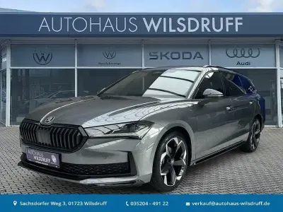 Neu Skoda Superb SportLine 150 PS (110 kW) 2025 Grau Kombi