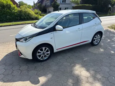 Gebraucht Toyota Aygo X-play 69 PS (50 kW) 2015 Weiß Kleinwagen
