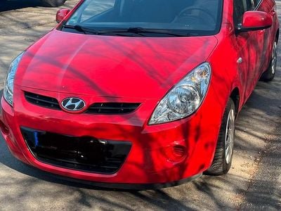 Gebraucht Hyundai i20 77 PS (56 kW) 2012 Rot Kleinwagen