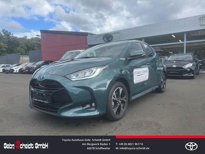 Grün Neu 2025 Toyota Yaris Hybrid Limousine | 27.488 € (Etwas zu teuer)