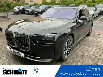Gebraucht BMW 750e Comfort Edition 489 PS (359 kW) 2023 Saphirschwarz Limousine