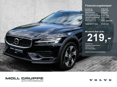 Gebraucht Volvo V60 CC Plus 197 PS (144 kW) 2023 Onyx black / metallic Kombi