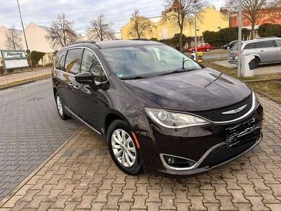 Violet Gebraucht 2017 Chrysler Pacifica Van / Kleinbus | 19.250 € (Teuer)
