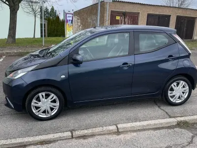 Używany Toyota Aygo X-play 69 KM (50 kW) 2016 Niebieski Hatchback
